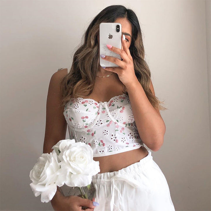 Top de tirantes con bordado floral y aros
